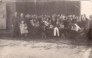 Parviaisen mummon hautajaiset. Kuva: Seuran arkisto(Huurinainen).