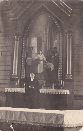 Luterilaisen kirkon alttari. Pastori Nike Raila.Kuva: Seuran arkisto.