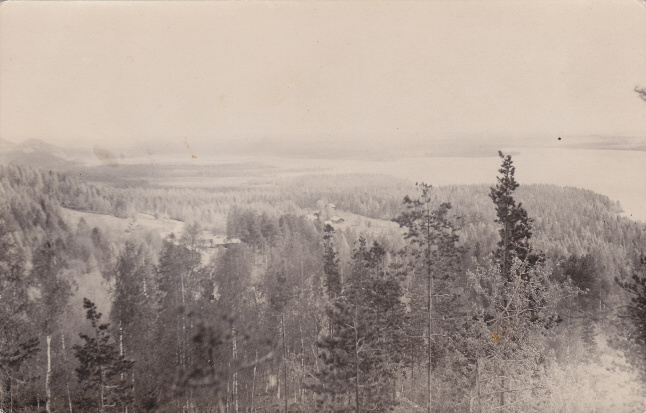 Helmelänvaaran näköalapaikalta Kintsinniemeen päin. Tien vieressä oli tuolloin kyltti: "Matkailjia katso vasemmalle." Seura on asentanut Helmelänvaaralle nimikyltin. Kuva: Seuran arkisto.