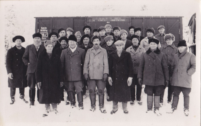 Evakkojunan purkajat Tervajoen asemalla. Kuva: J.Timonen.