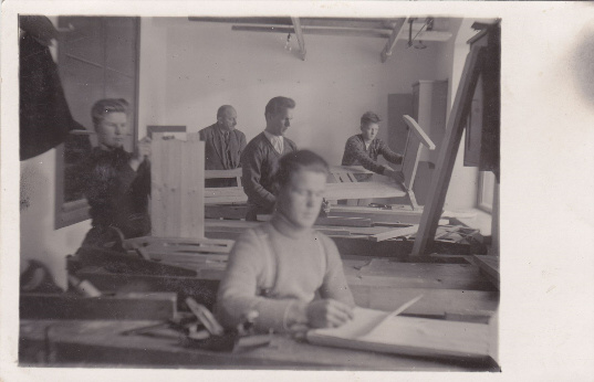 Käsityökourssi, edessä Hemmi Pesonen. Kuva: Seuran arkisto (Pesonen).