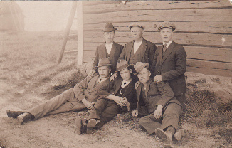 Miesten lepohetki. Kuva: Seuran arkisto.