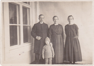 Pastori Ruskokivi perheineen. Kuva: Seuran arkisto (Siilin).