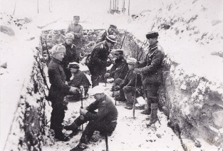 Ensimmäistä sankarihautaa kaivetaan. Kuva: Seuran arkisto (Timonen).