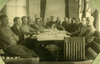 Yhteisiä asioita hoitamassa. Kuva: Seuran arkisto (Repo).