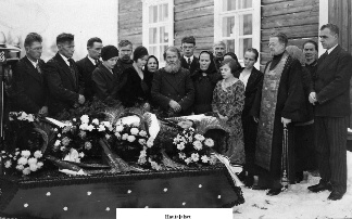 Hautajaiset. Kuva: Seuran arkisto (Ottavaienn E).