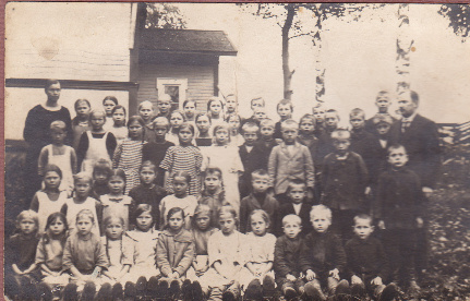 Lehtomäen kolulla 8.10.1925 Opettajiena IIda Janatuinen ja Valteri Päivinen. Kuva: Seuran arkisto.