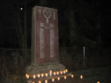 Sankarihautamuistomerkki itsenäisyyspäivänä 2009.