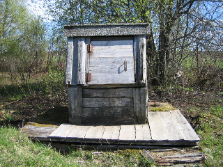 Kaivo Nuorisoseuran pihalla. Kuva: R.Viitakangas