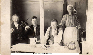 Oikealla Jenny ja Nikolai Ottavainen. Kuva Seuran arkisto (Ottavainen).