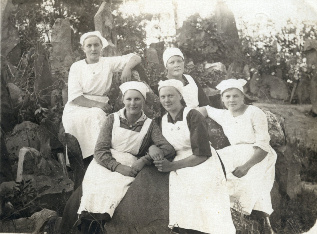 Emännät. Kuva: Seuran arkisto (Ottavaien S).