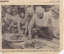 Karjalan piirakoilla ja voileivillä aloittivat soanlahtelaiset kaksipäiväisen pitäjäseuransa 25-vuotisen toiminnan juhlinnan. Lauantaina entiset soanlahtelaiset kokoontuivat Karjalan talossa ohjelmaltaan vapaamuotoiseseen kotiseutuiltaan, tänään vietetään virallista 25-vuotisjuhlaa. Karjalainen 205/1975