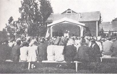 Ensimmäiset kotiseutujuhlat Nivalassa 1948. Nuorisoseuran pihalla. Kuva: Seuran arkisto.