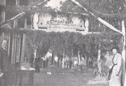 Ensimmäiset kotiseutujuhlat, kunniakuja Nivalassa 1948. Kuva: Seuran arkisto.