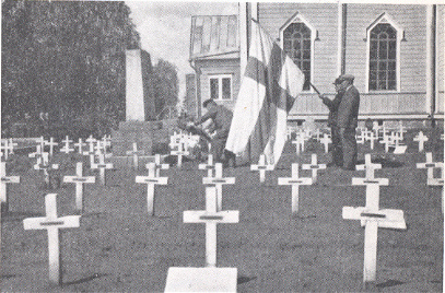 Ensimmäiset kotiseutujuhlat Nivalassa 1948, Kunniakäynti sankarihautausmaalla. Kuva: Seuran arkisto.