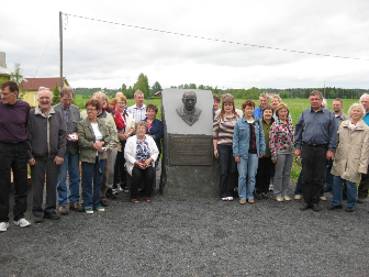 Matkalaiset Lapinlahden Alapitkällä Veikko Vennamon muistomerkillä. 2010.